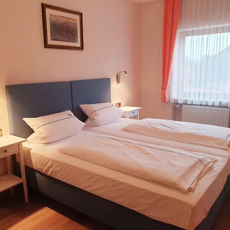 Hotel Gasthof Zum Schwan Steinsfeld Bagian luar foto
