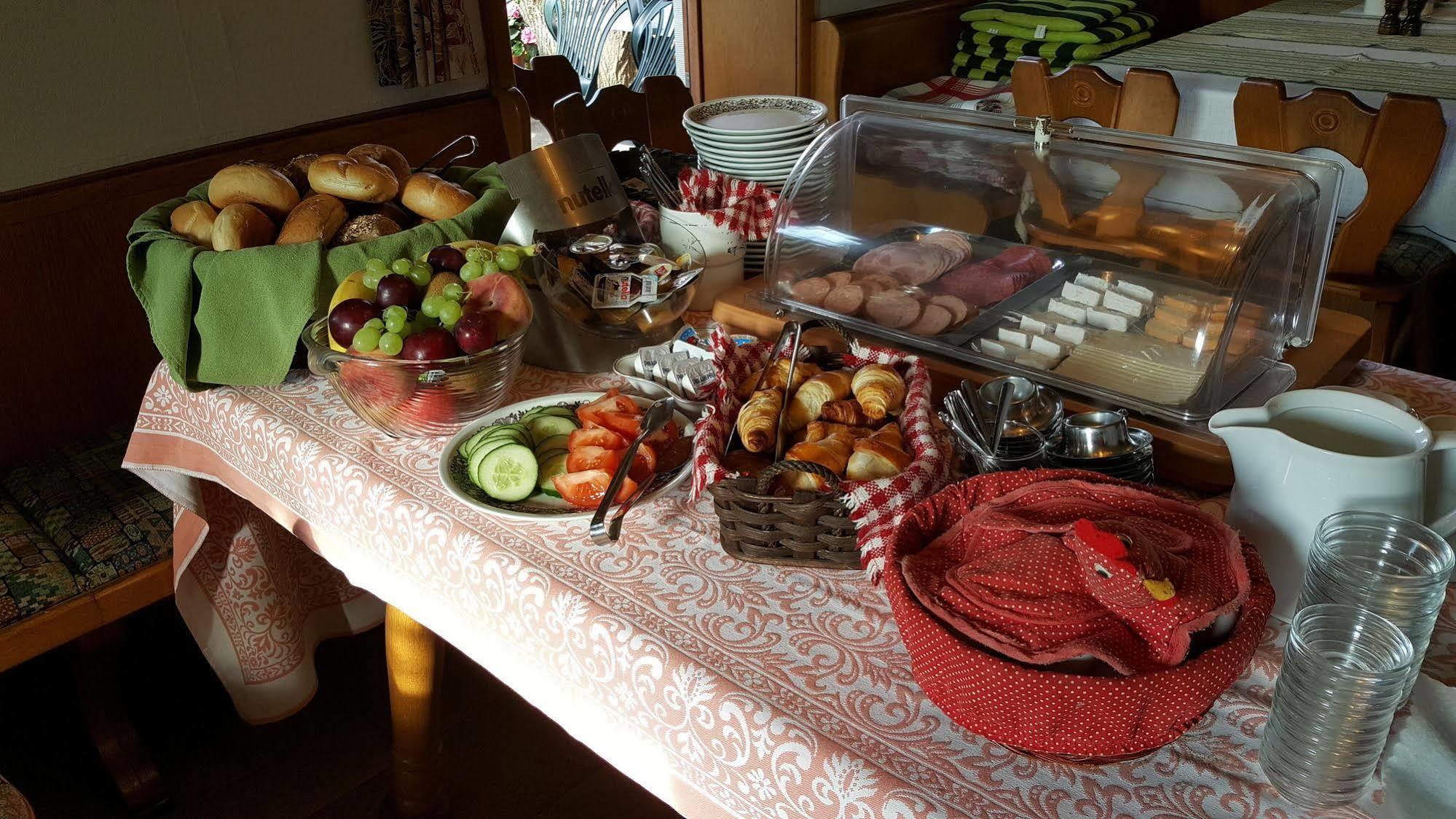 Hotel Gasthof Zum Schwan Steinsfeld Bagian luar foto