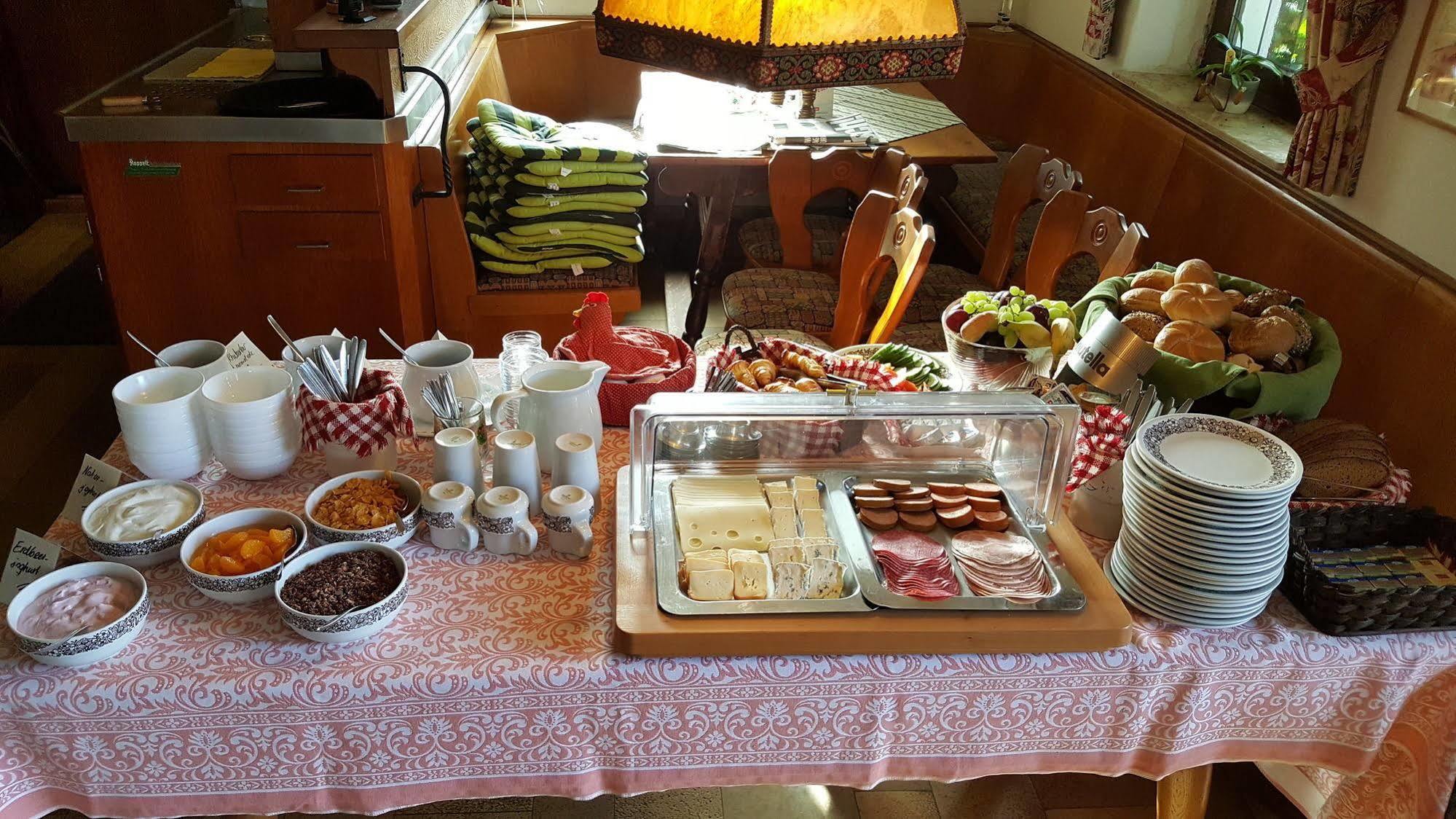 Hotel Gasthof Zum Schwan Steinsfeld Bagian luar foto