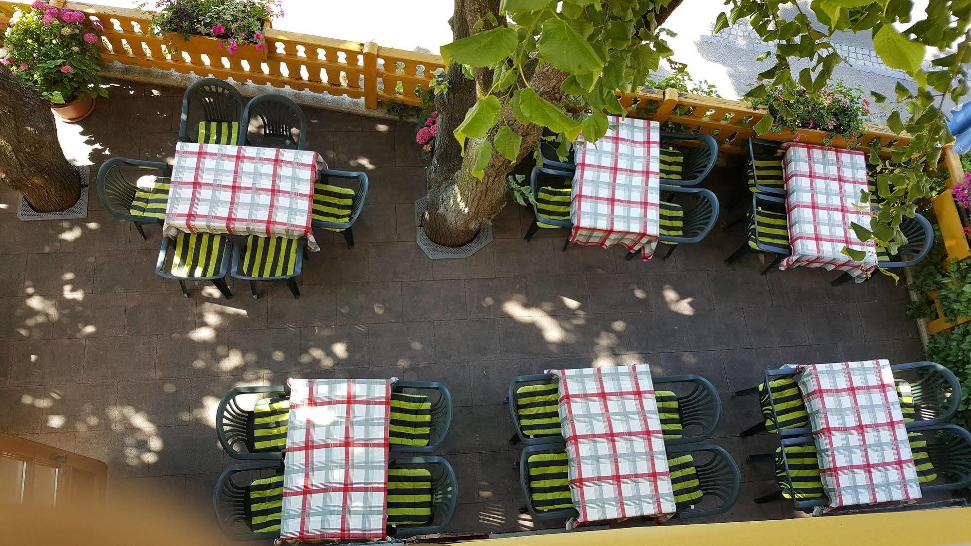 Hotel Gasthof Zum Schwan Steinsfeld Bagian luar foto