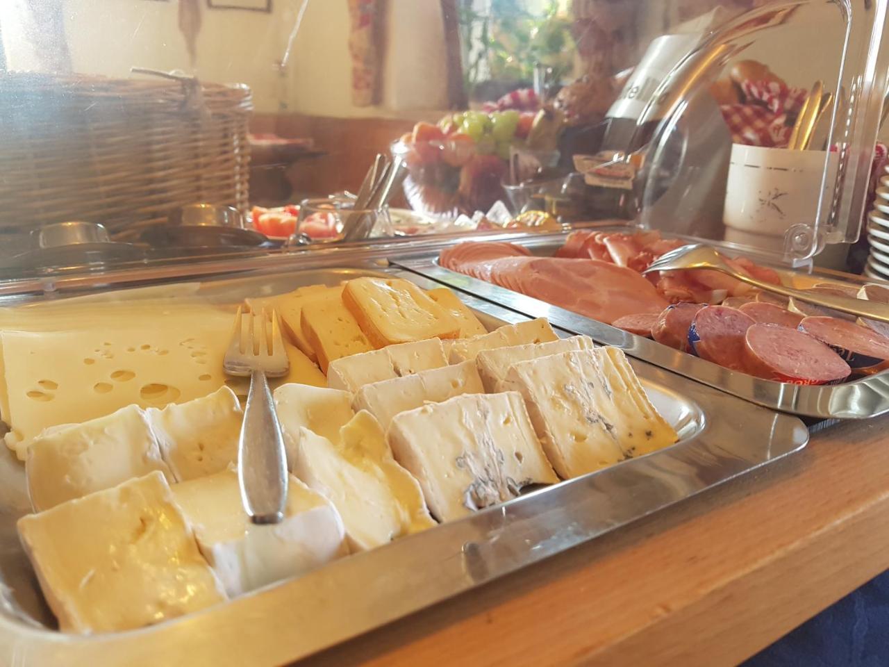 Hotel Gasthof Zum Schwan Steinsfeld Bagian luar foto