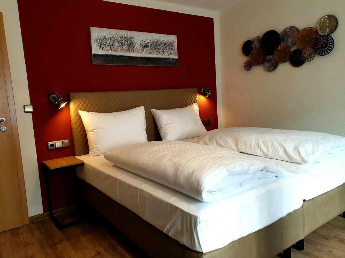Hotel Gasthof Zum Schwan Steinsfeld Bagian luar foto