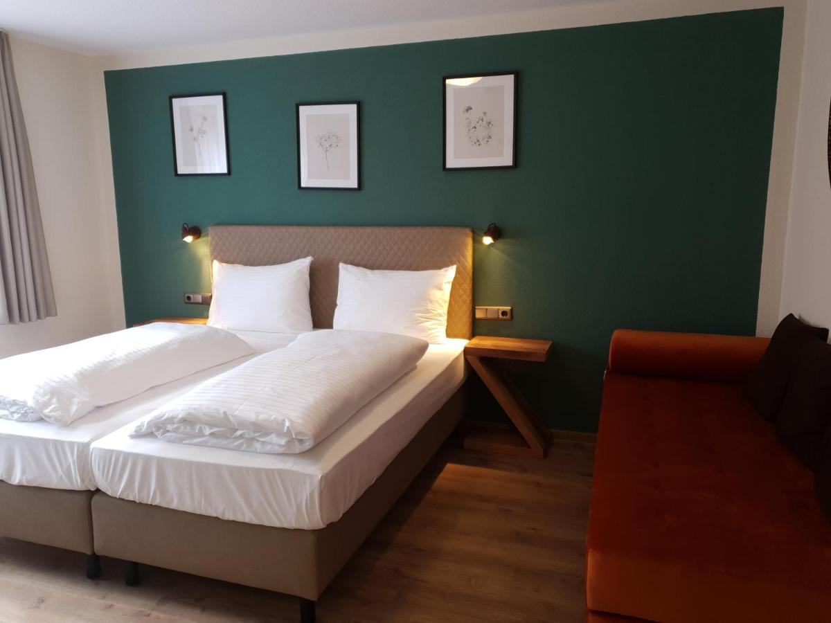 Hotel Gasthof Zum Schwan Steinsfeld Bagian luar foto