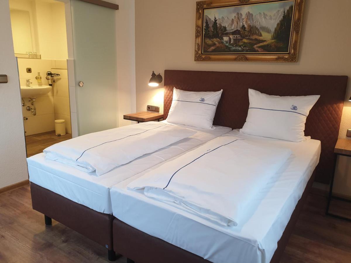 Hotel Gasthof Zum Schwan Steinsfeld Bagian luar foto