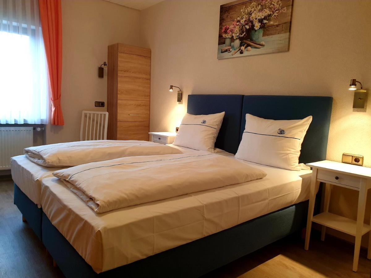 Hotel Gasthof Zum Schwan Steinsfeld Bagian luar foto