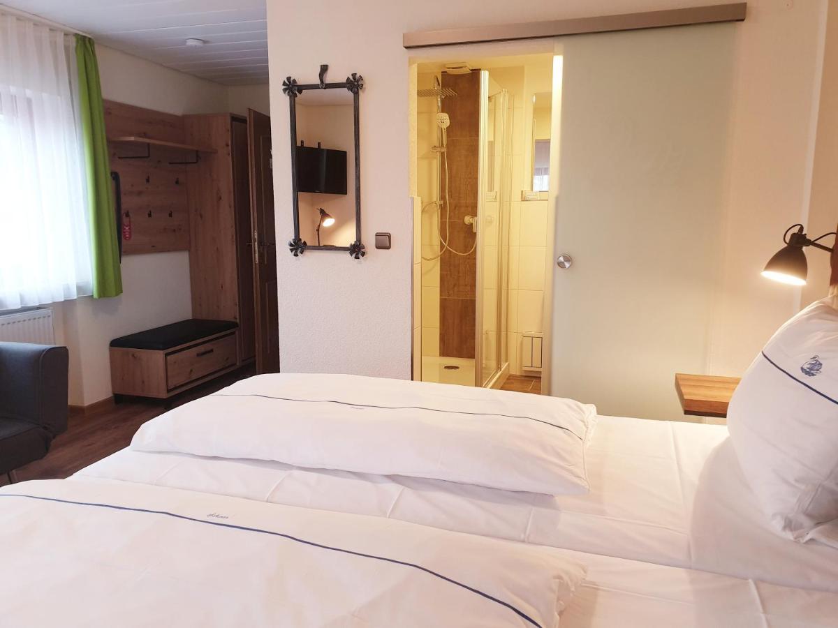 Hotel Gasthof Zum Schwan Steinsfeld Bagian luar foto