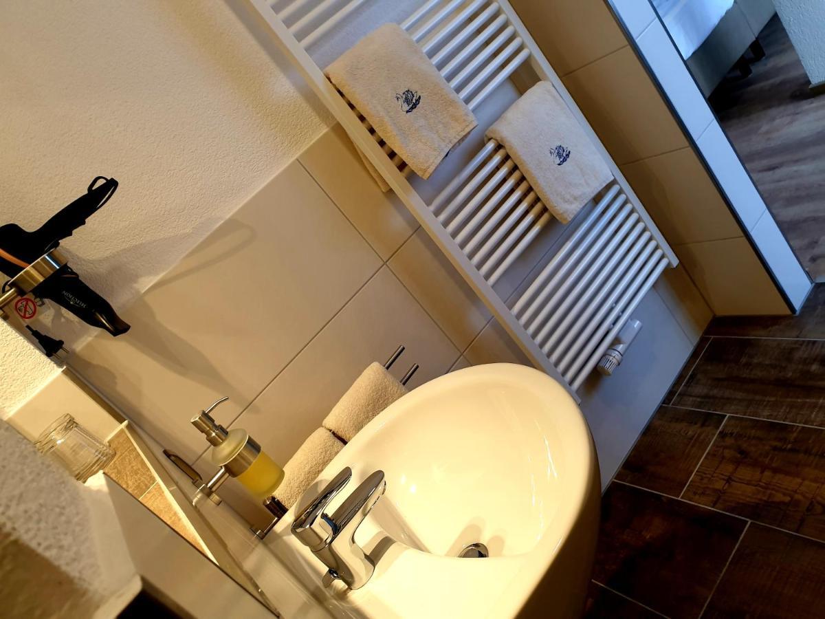 Hotel Gasthof Zum Schwan Steinsfeld Bagian luar foto