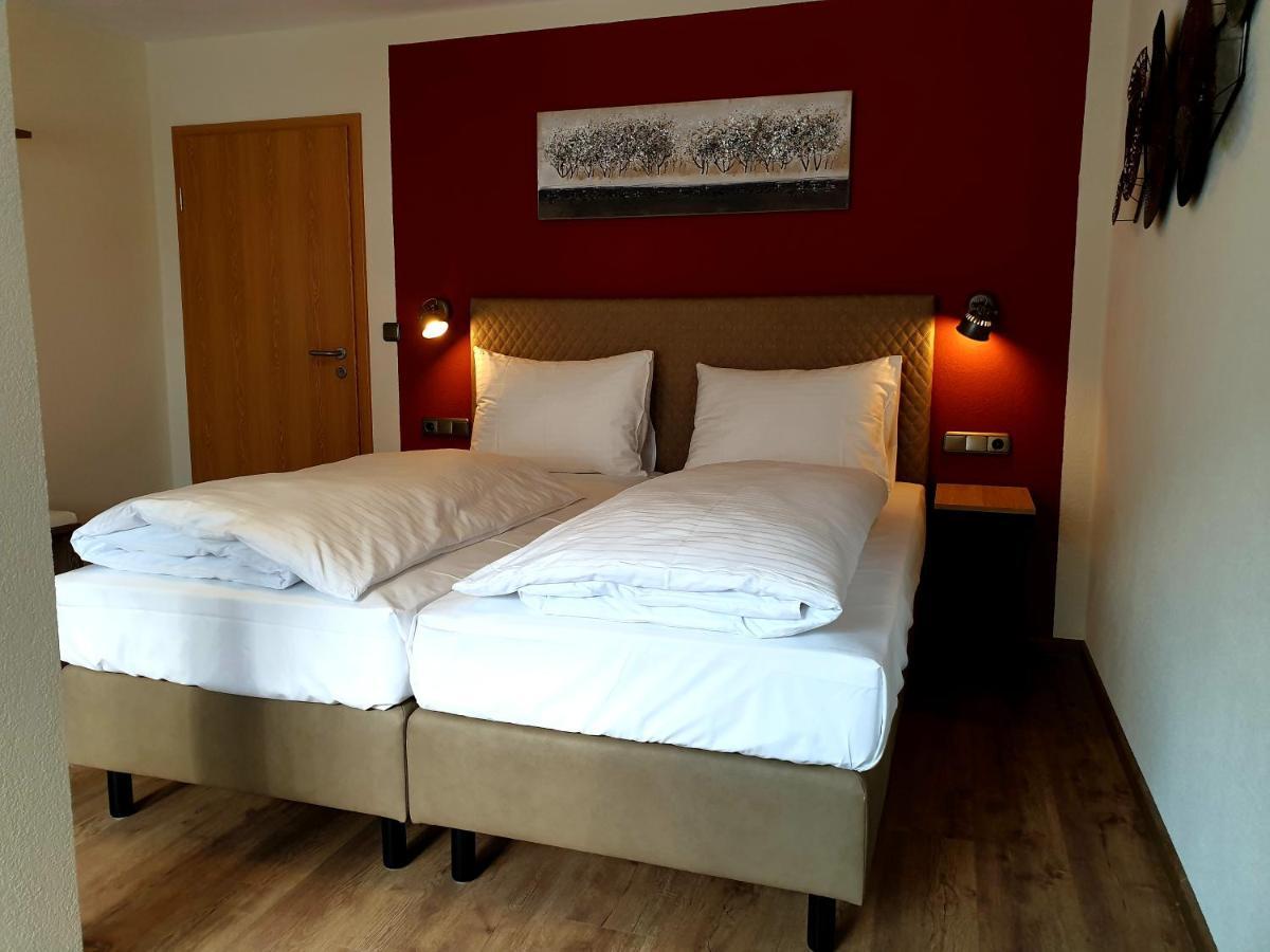 Hotel Gasthof Zum Schwan Steinsfeld Bagian luar foto